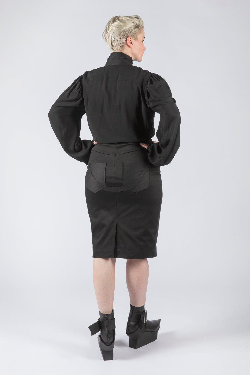 esther-perbandt-stand-up-bluse-schwarz-viskose-stehkragen image 5