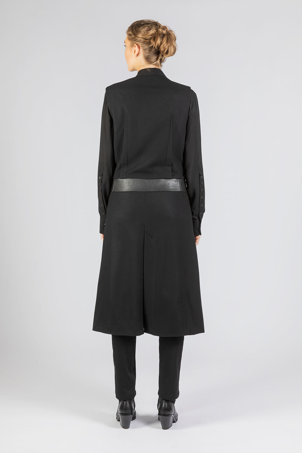 esther-perbandt-dart-long-weste-schwarz-wolle-leder image 3