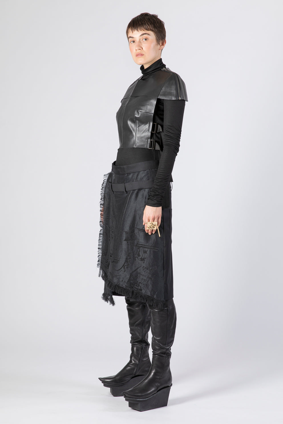 esther-perbandt-protector-leather-schulterteil-schwarz-lederweste image 8