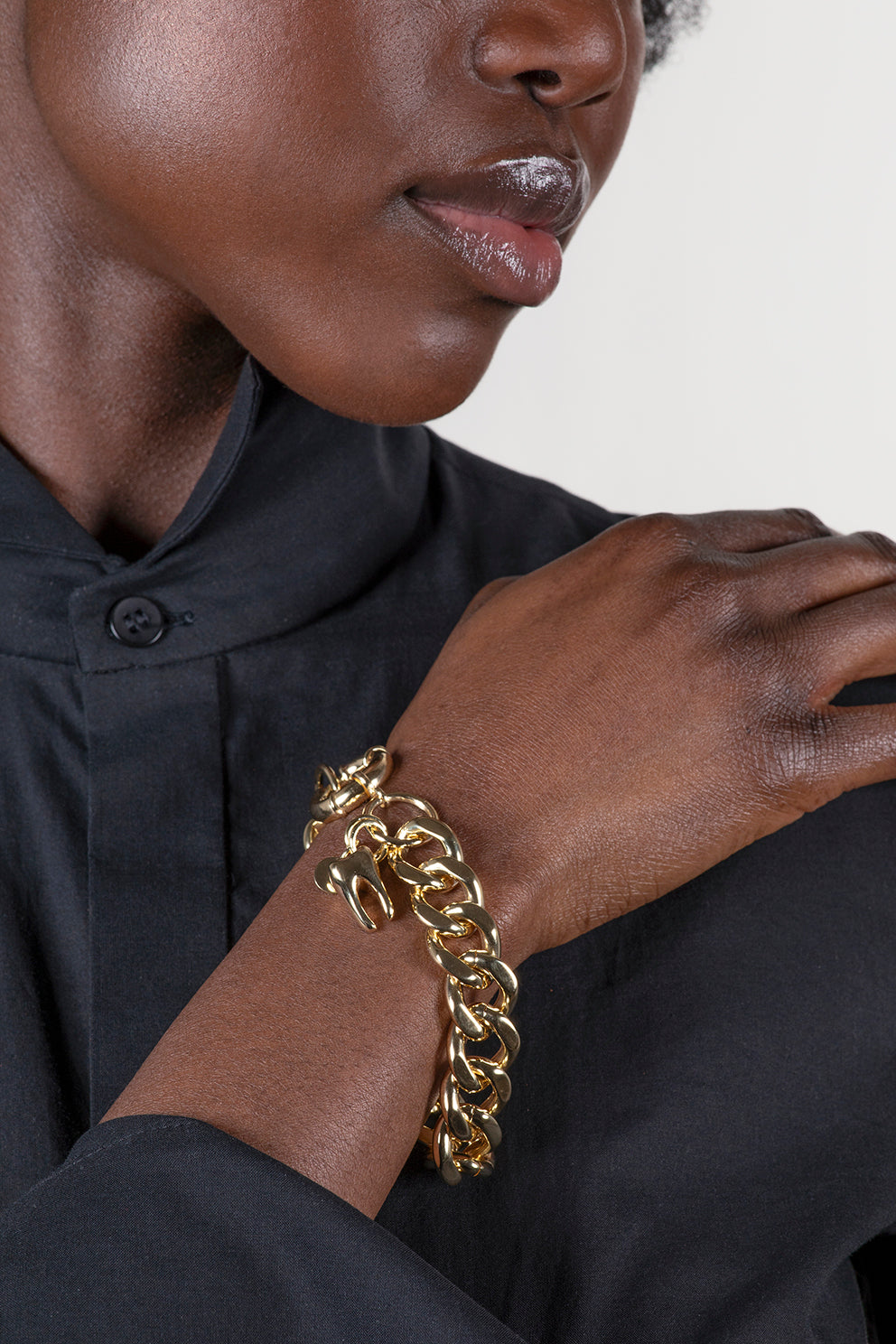 esther-perbandt-tooth-armband-gold-mit-zahnanh-nger image 4