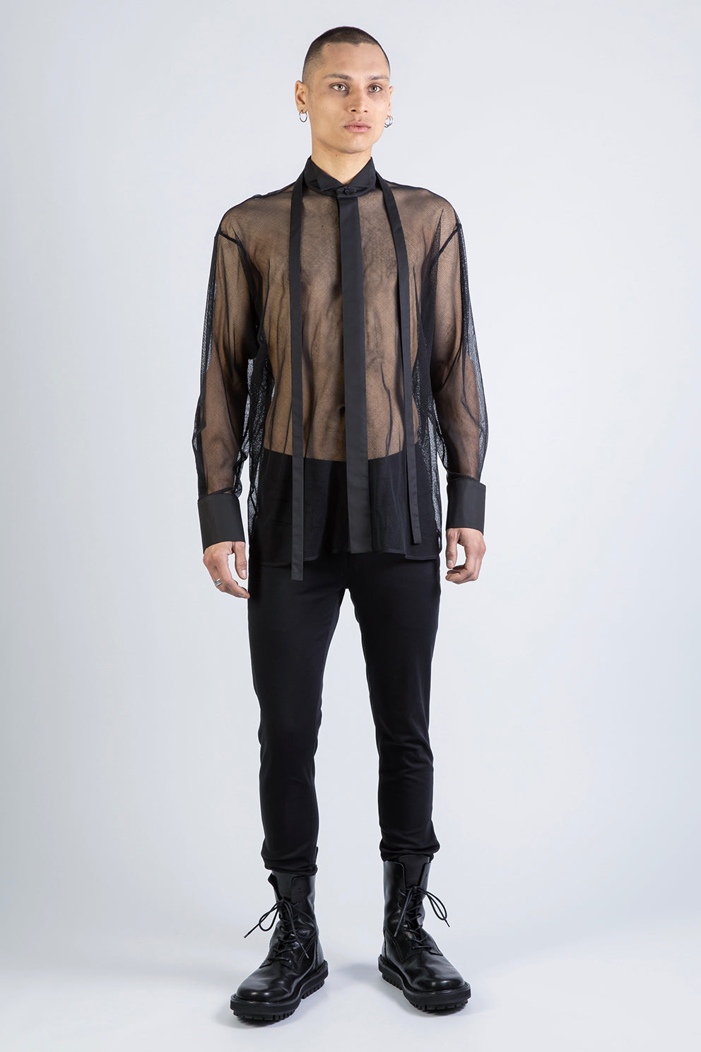 esther-perbandt-splitted-mesh-shirt-herren-schwarz-baumwolle image 1