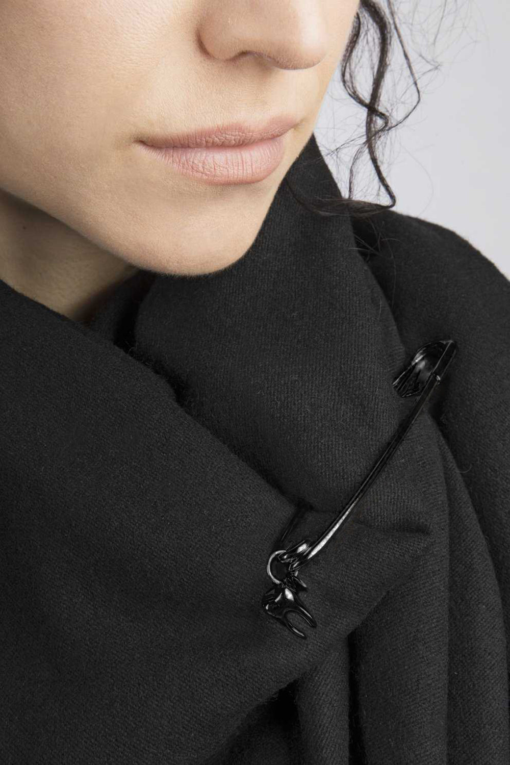 esther-perbandt-tooth-sicherheitsnadel-brosche-gunmetal-zahn image 3