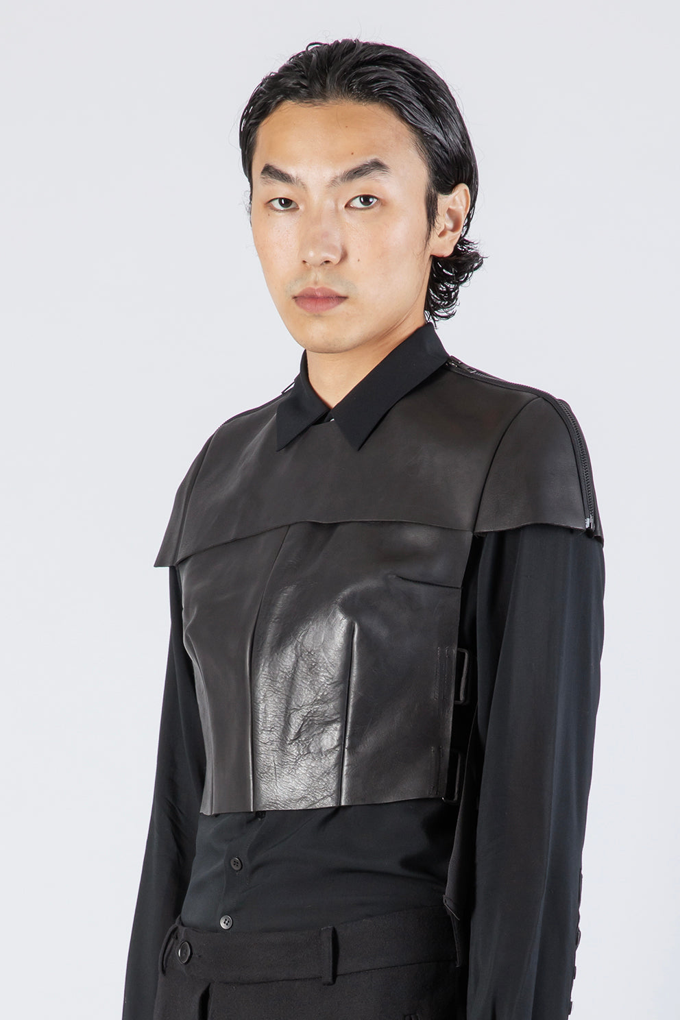 esther-perbandt-protector-schulterst-ck-herren-leder-schwarz image 3