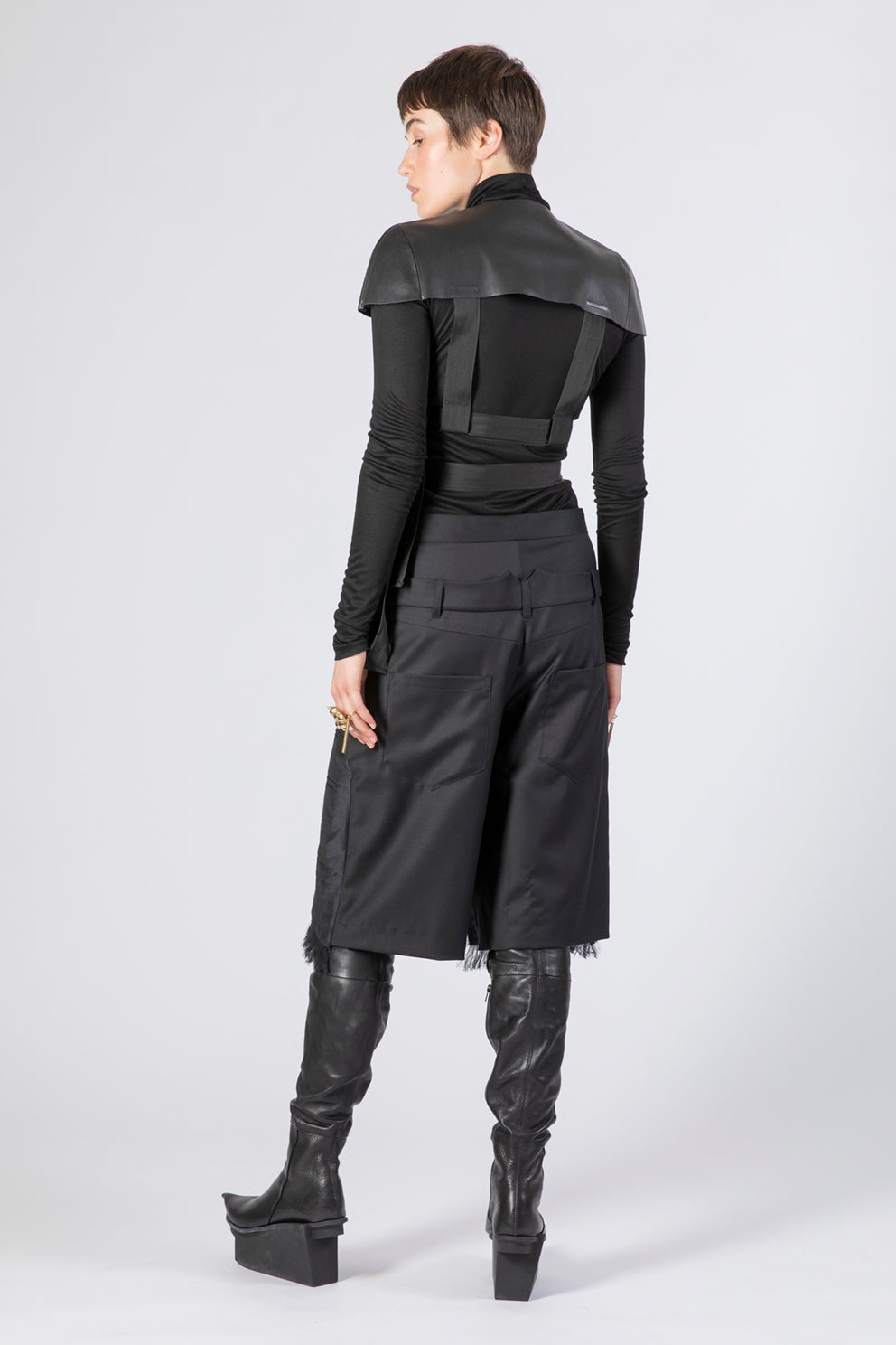esther-perbandt-protector-leather-schulterteil-schwarz-lederweste image 7