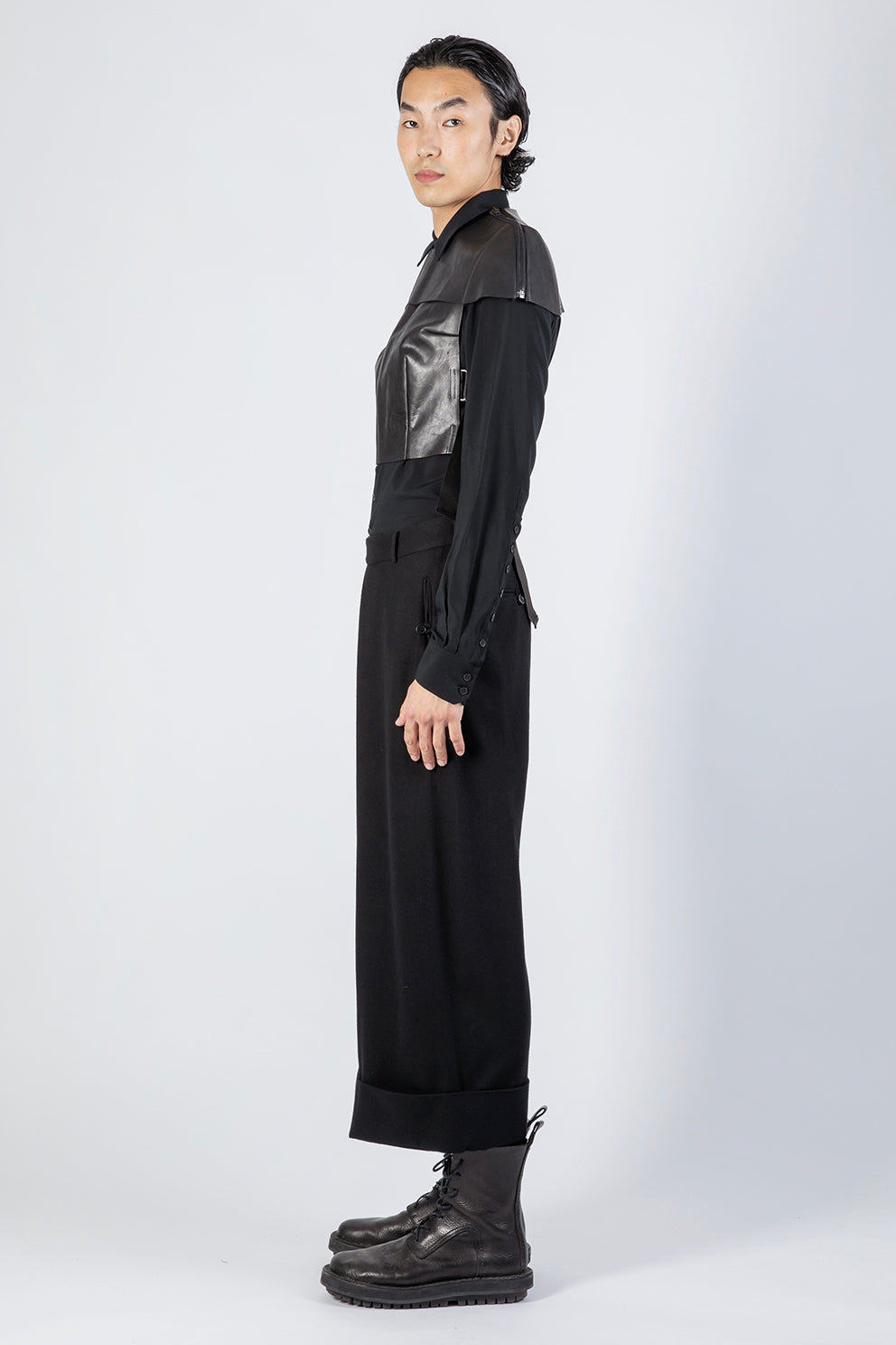 esther-perbandt-protector-schulterst-ck-herren-leder-schwarz image 4