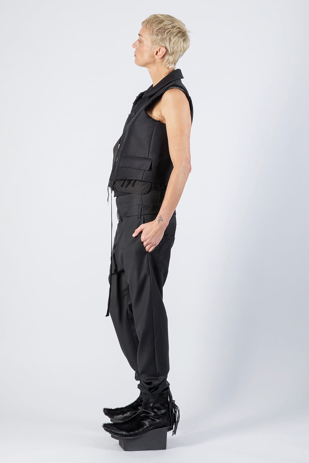 esther-perbandt-ripped-weste-damen-schwarz-baumwolle image 5