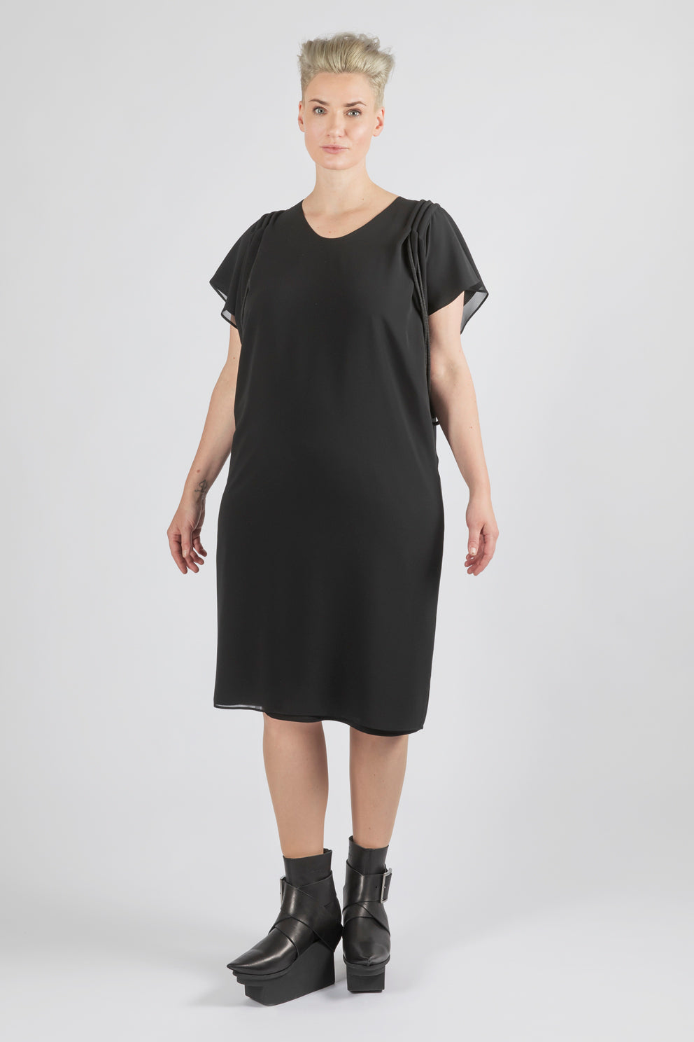 esther-perbandt-galaxy-kleid-damen-schwarz-kurz-viskose-lagen image 5
