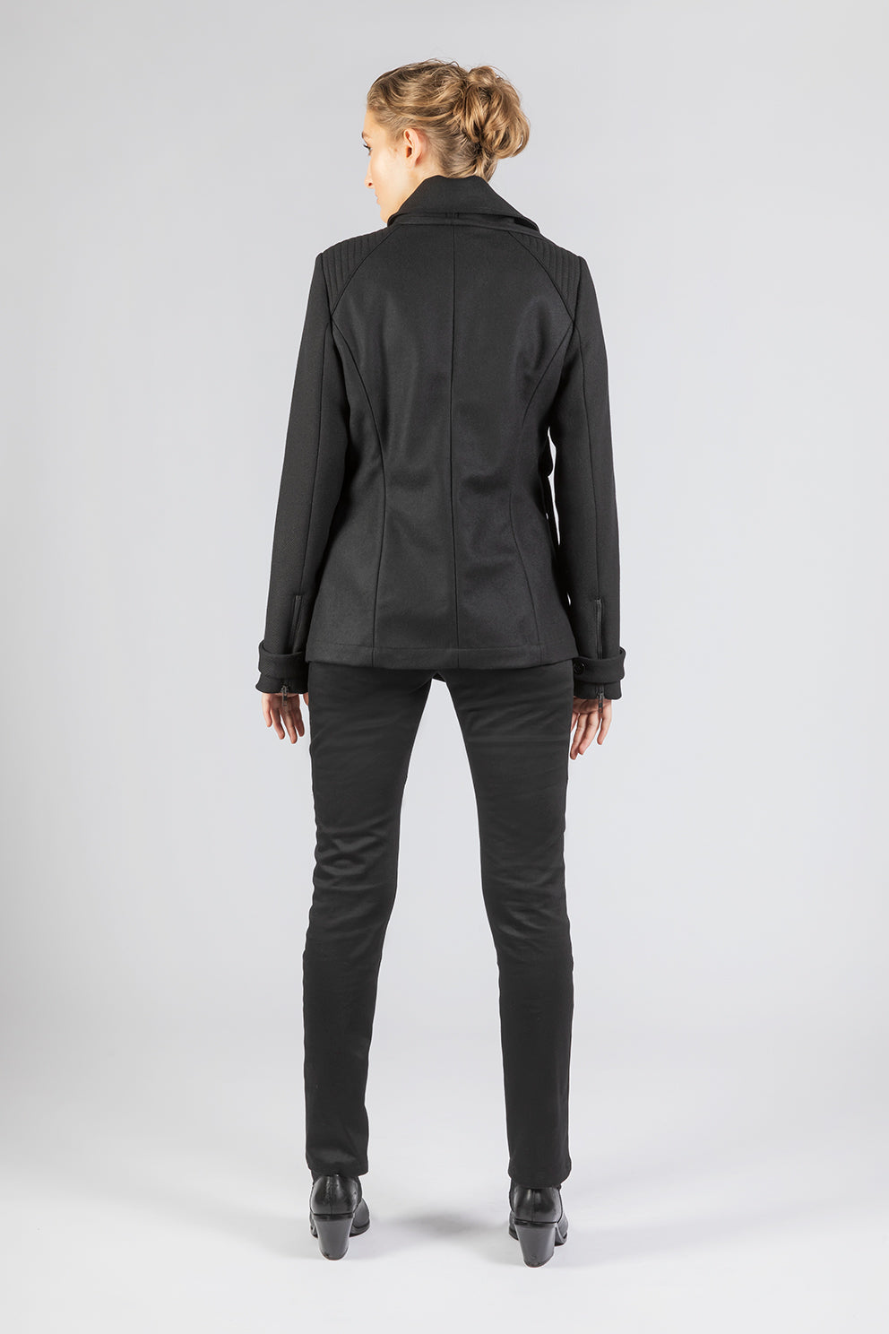 esther-perbandt-biker-jacke-damen-schwarz-wolle-drapiert image 3