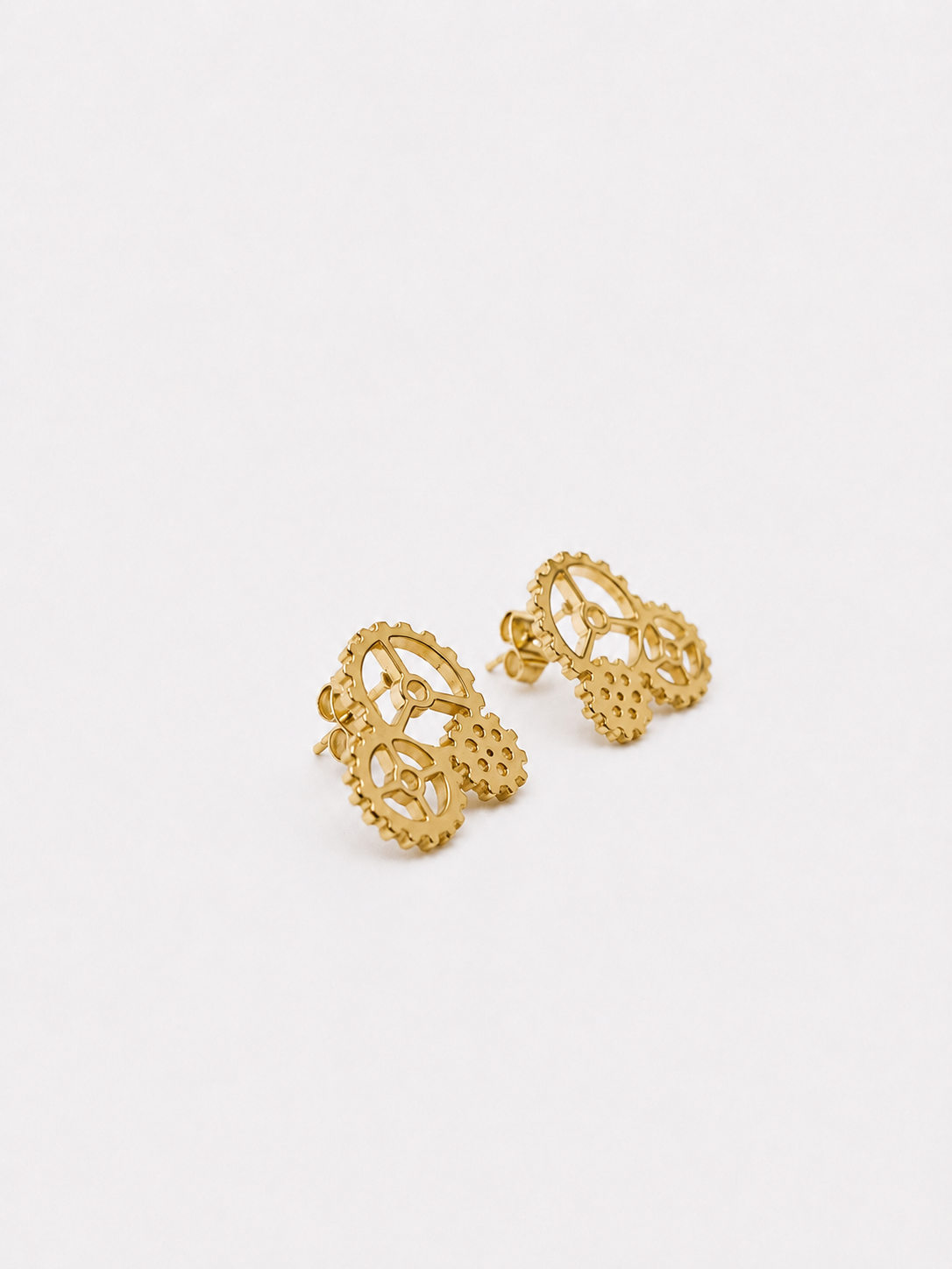 esther-perbandt-gearwheel-ohrring-gold-edelstahl-zahnrad image 4