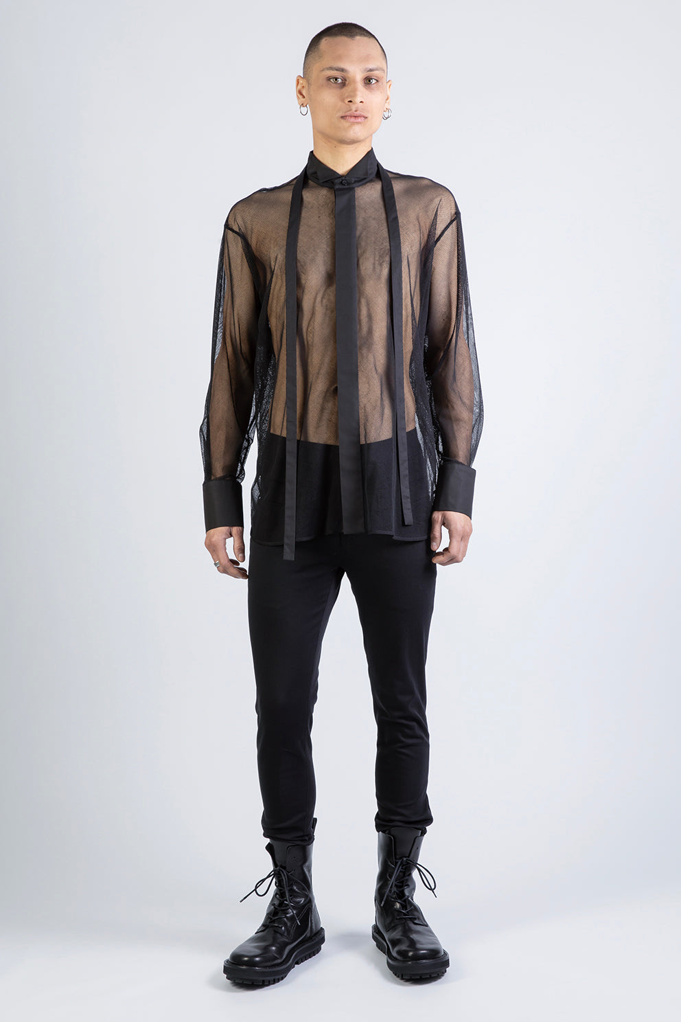 esther-perbandt-splitted-mesh-shirt-herren-schwarz-baumwolle image 4