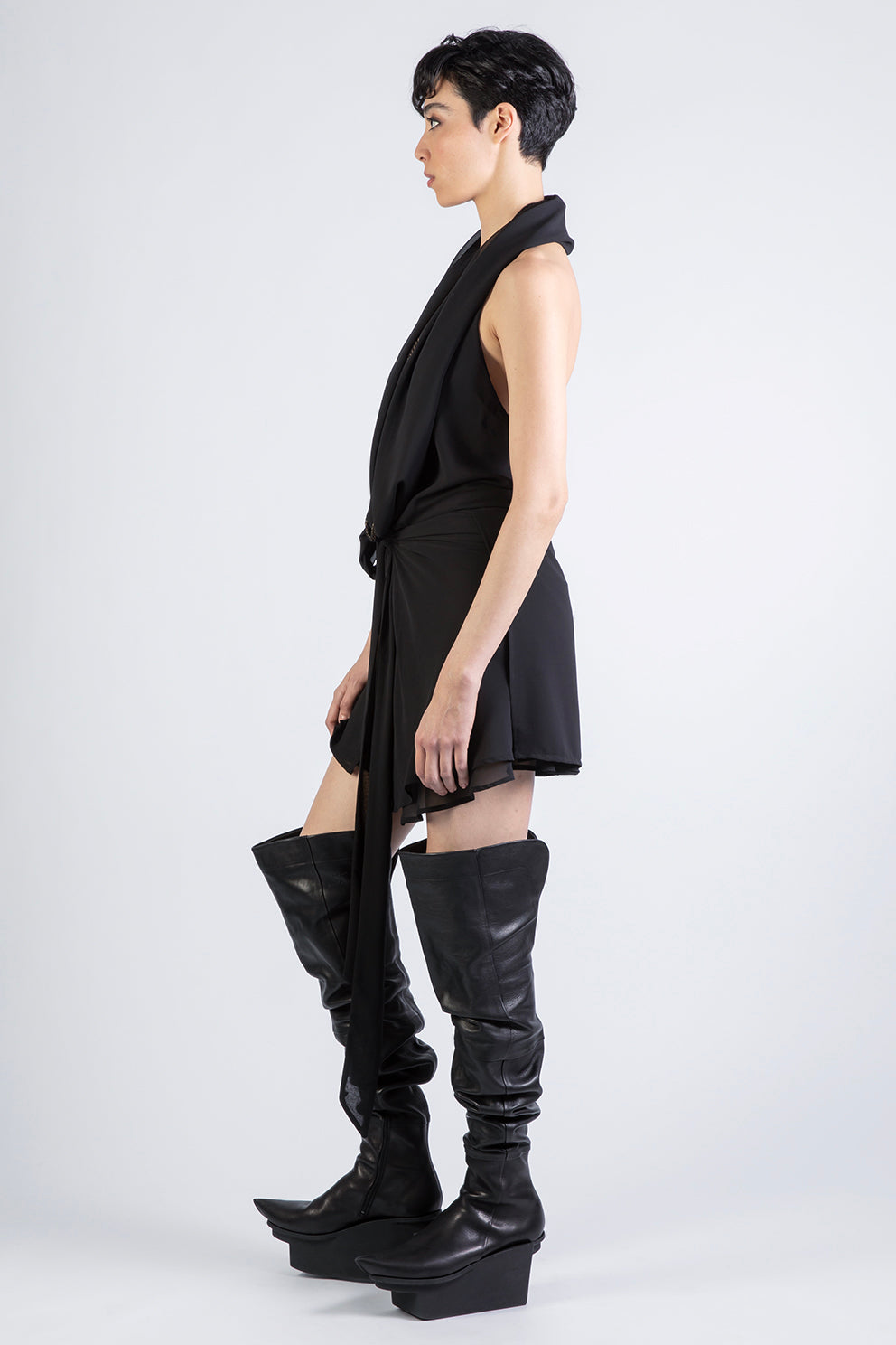 esther-perbandt-saturn-chain-short-kleid-schwarz-neckholder image 4