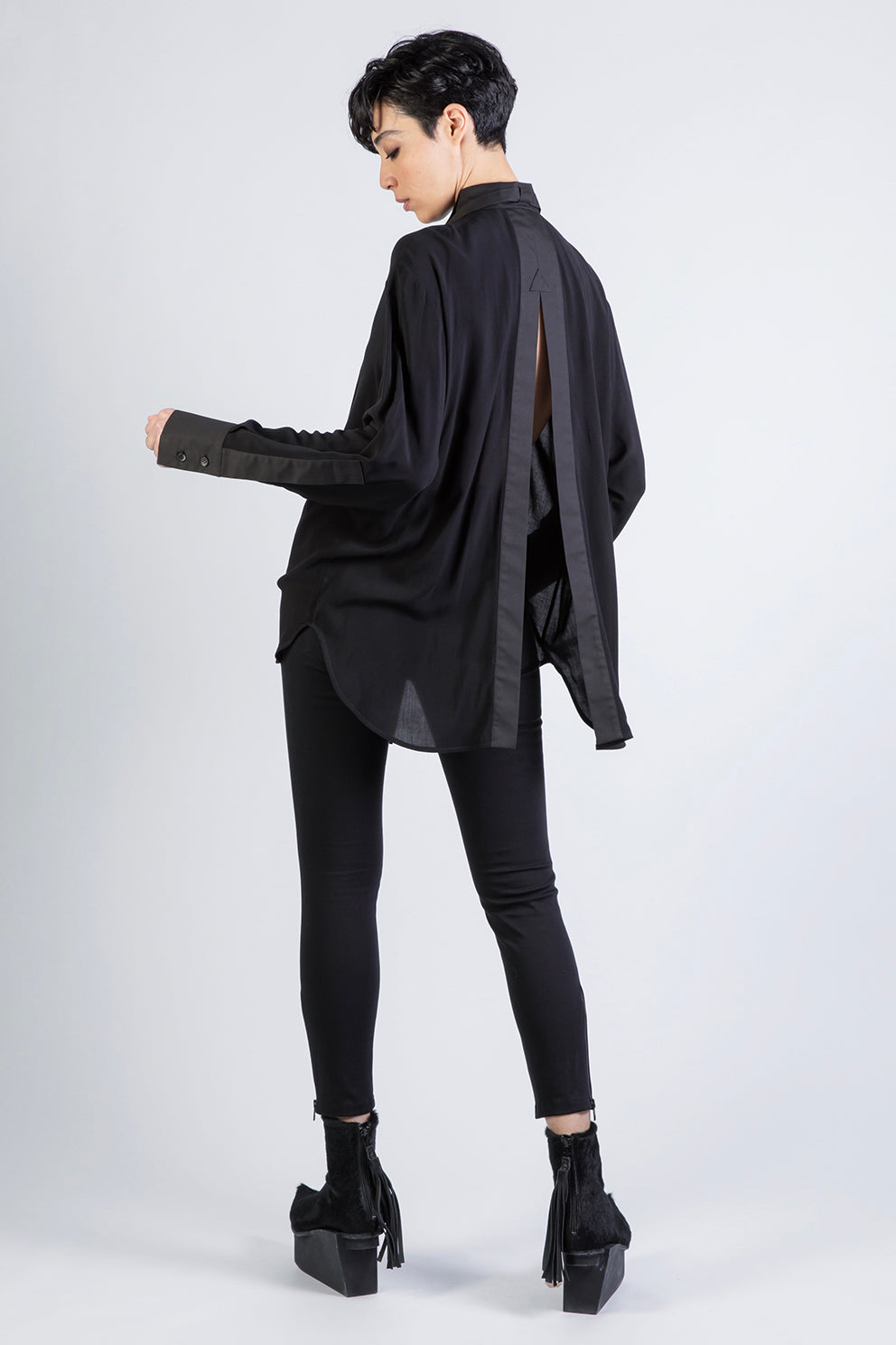 esther-perbandt-splitted-viscose-shirt-damen-schwarz-kragen image 7