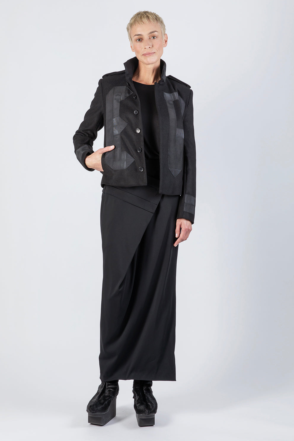 esther-perbandt-initial-jacke-schwarz-wolle-kaschmir image 4