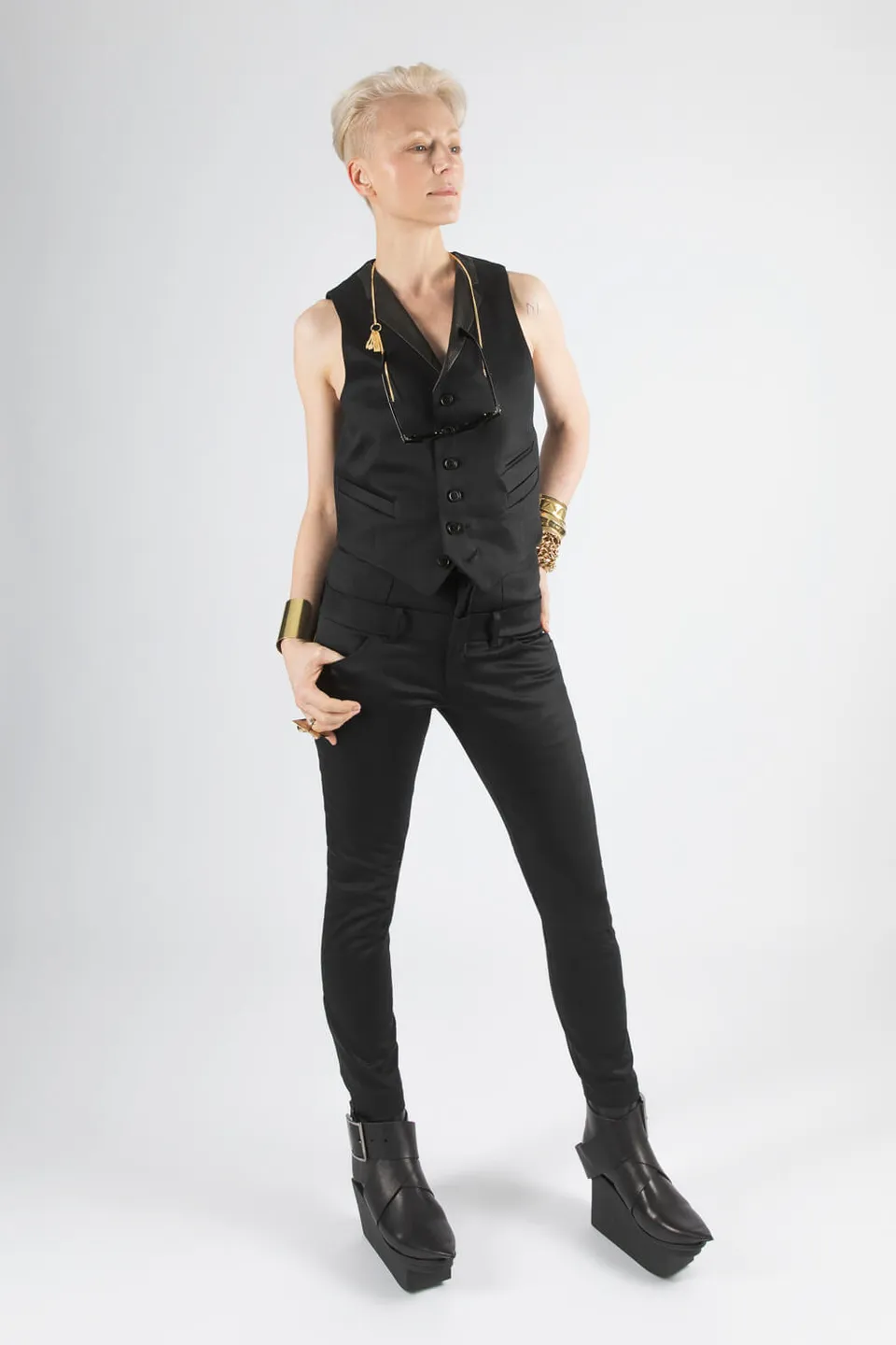 esther-perbandt-time-weste-damen-schwarz-mit-lederkragen image 1