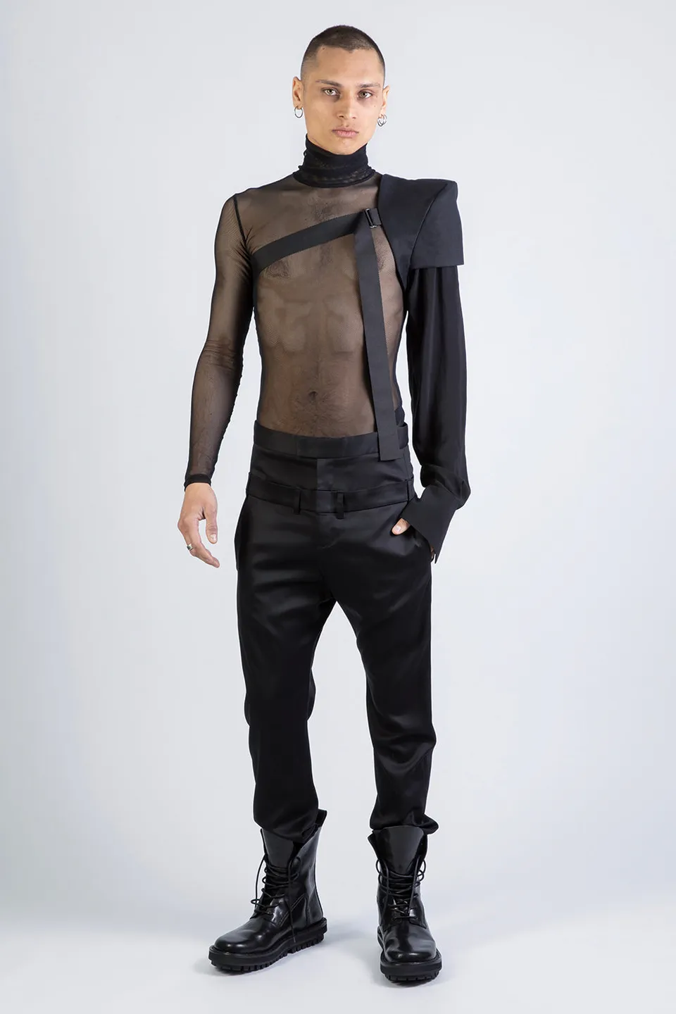 esther-perbandt-concrete-one-sleeve-rmel-schwarz-links image 1