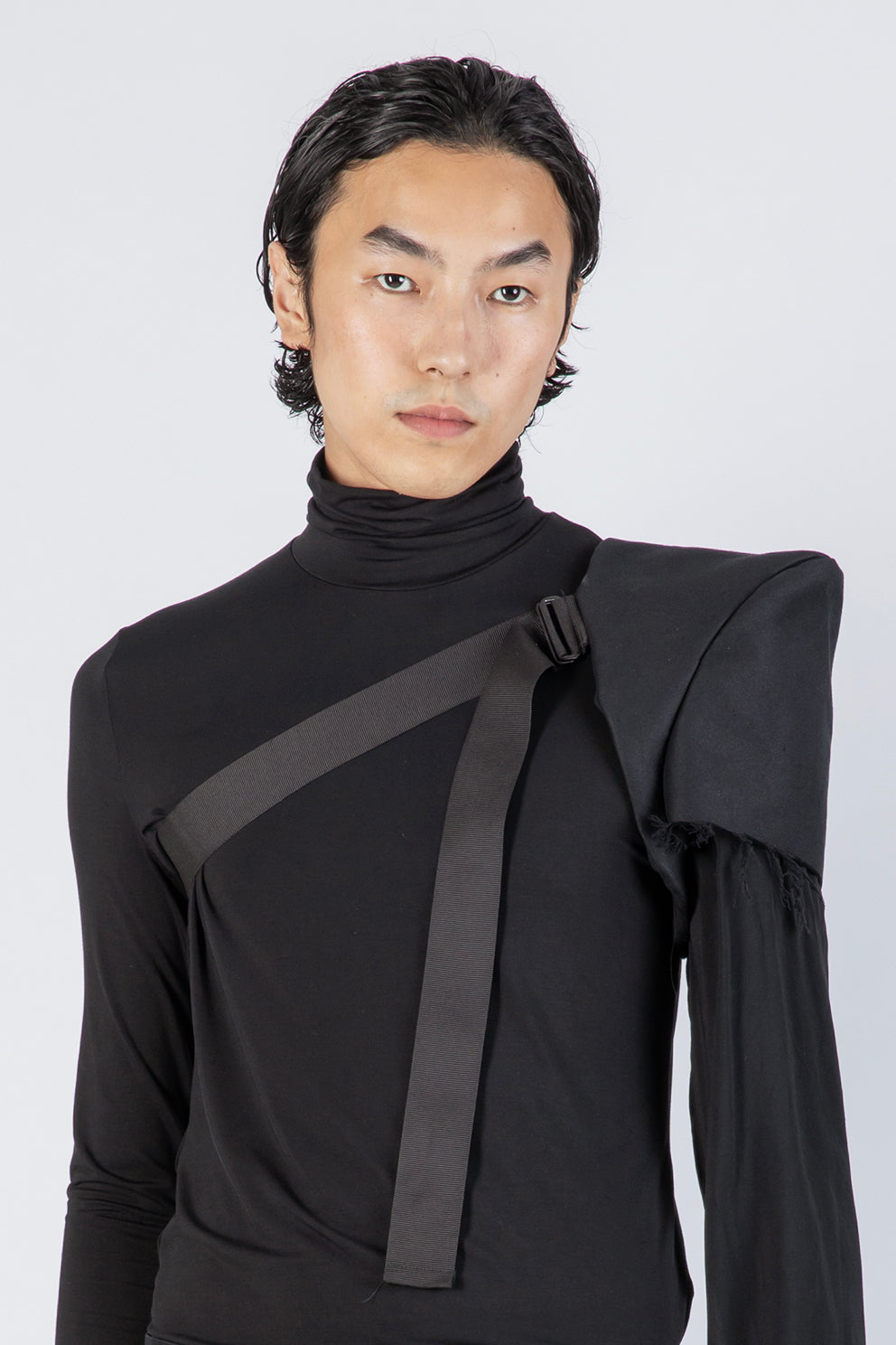 esther-perbandt-concrete-one-sleeve-rmel-schwarz-links image 6