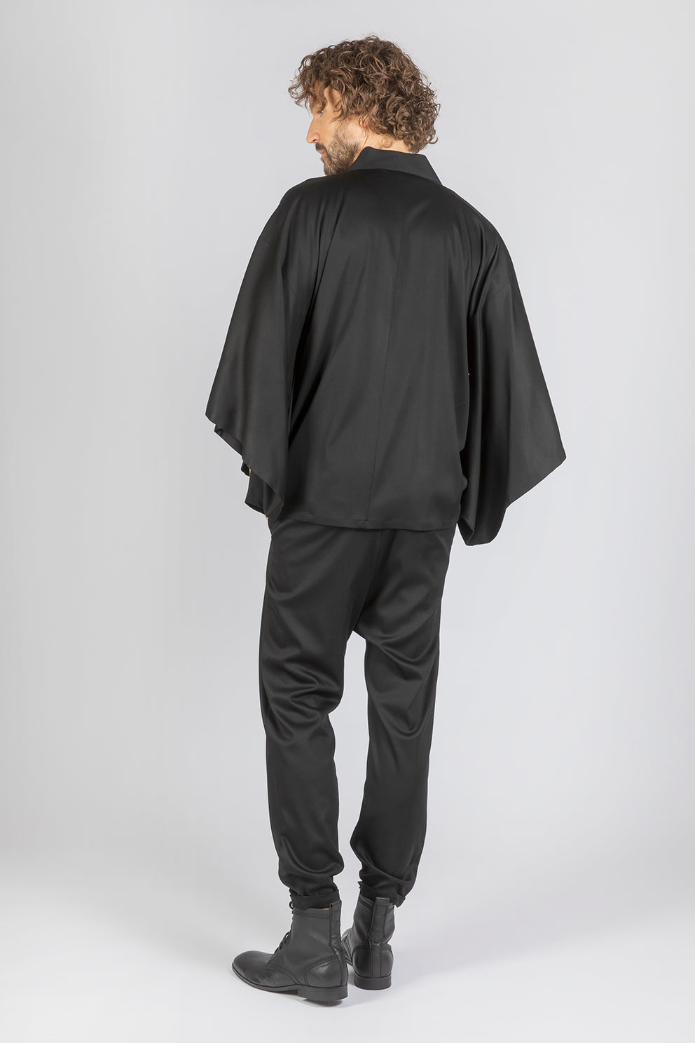 esther-perbandt-ease-kimono-herren-schwarz-kurz-viskose image 4