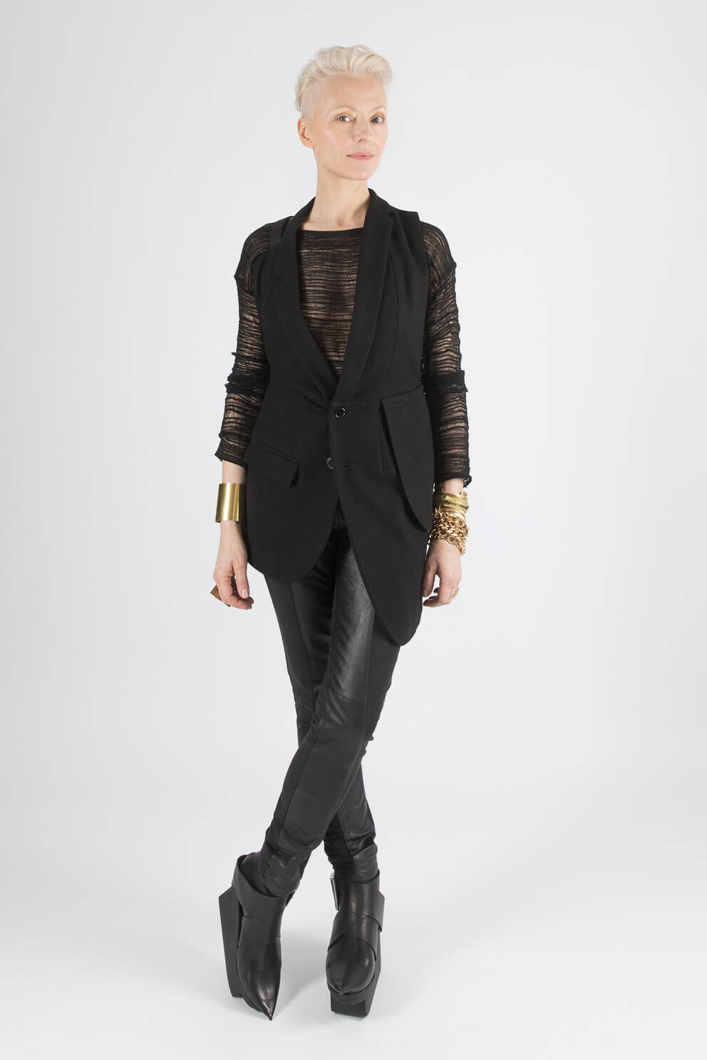 esther-perbandt-deconstructed-weste-schwarz-wolle image 1