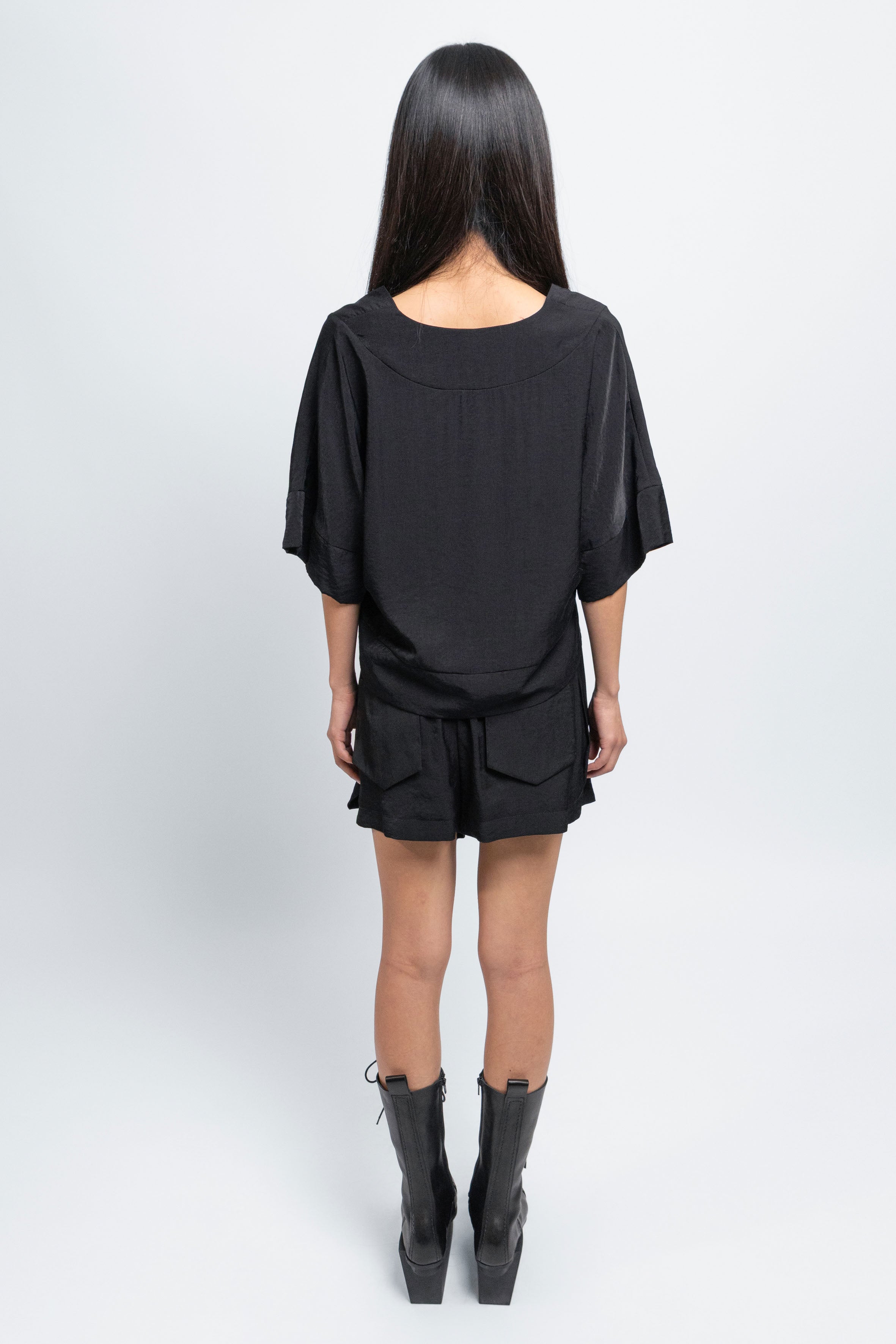 esther-perbandt-atelier-shirt-damen-schwarz-v-ausschnitt image 3