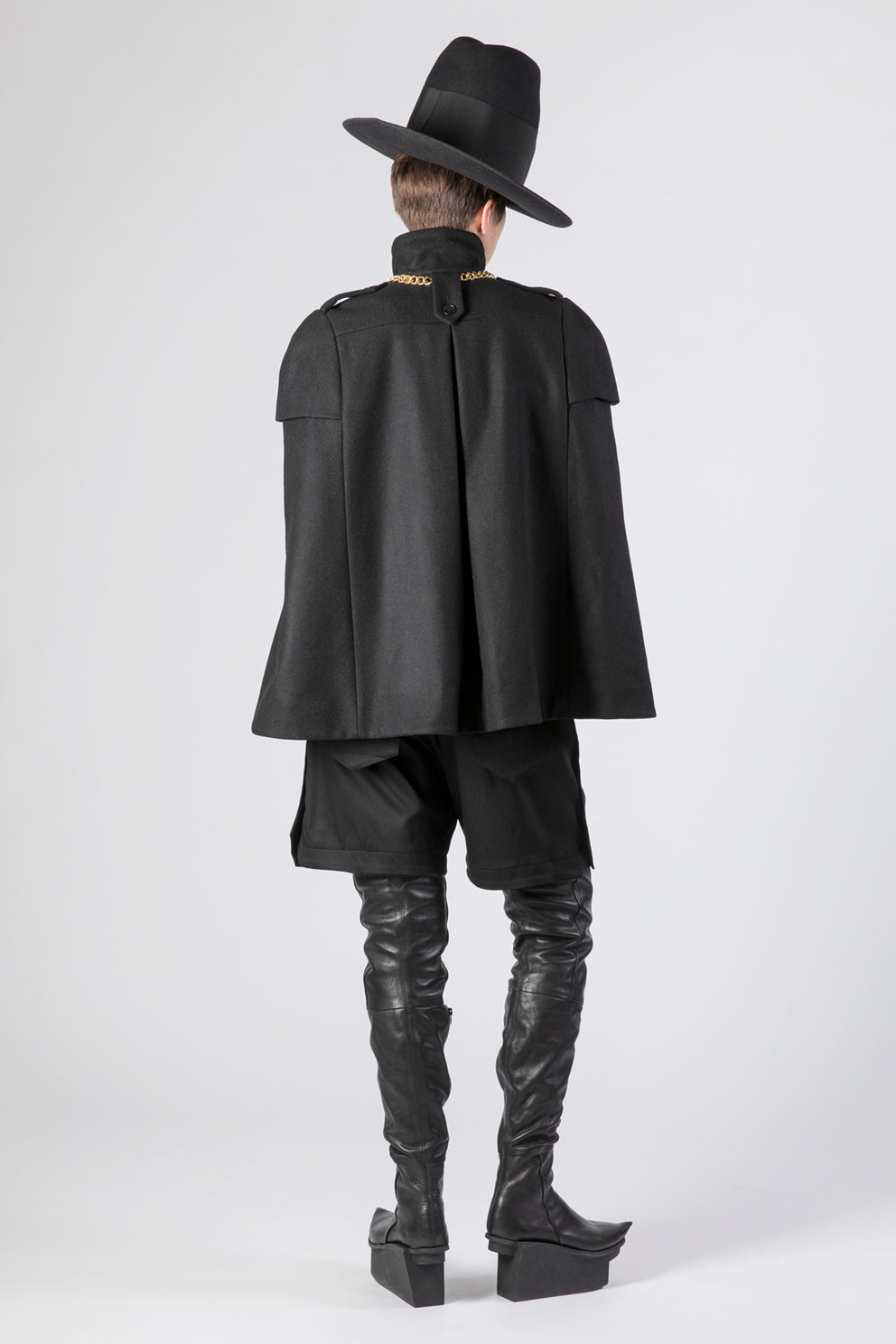 esther-perbandt-pilot-cape-damen-schwarz-woll-cape image 2