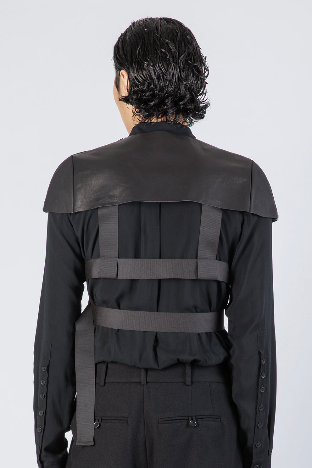 esther-perbandt-protector-schulterst-ck-herren-leder-schwarz image 6