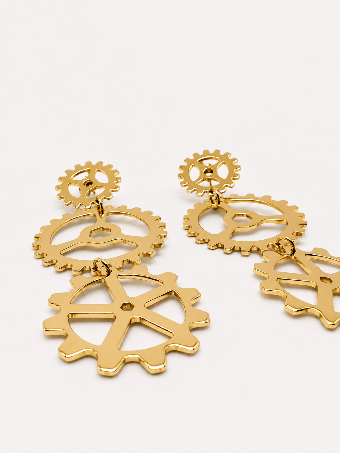 esther-perbandt-gearwheel-ohrring-triple-gold-14-7cm image 4