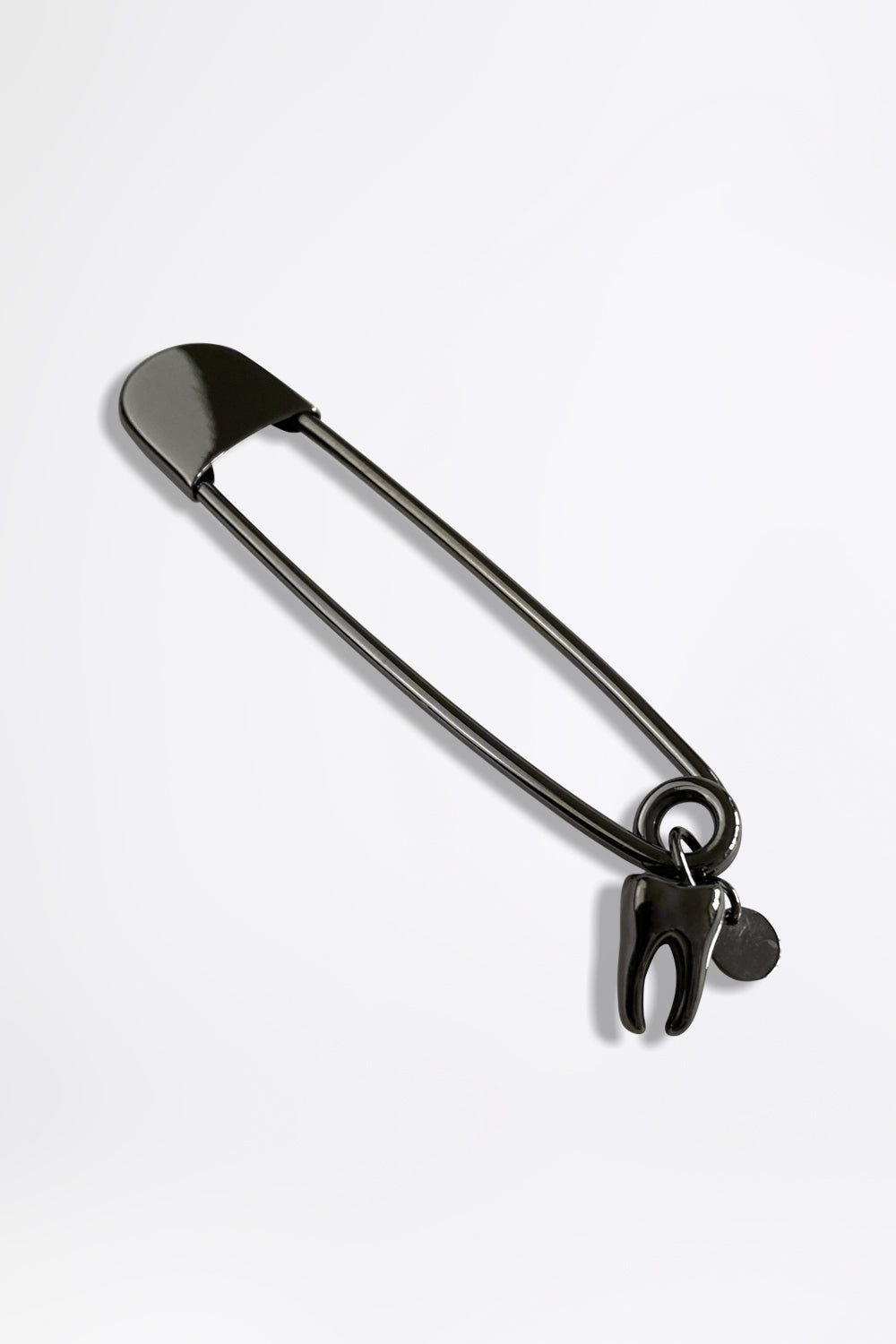esther-perbandt-tooth-sicherheitsnadel-brosche-gunmetal-zahn image 1