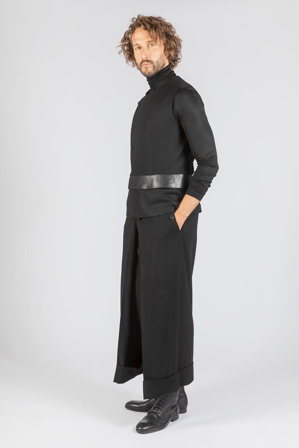 esther-perbandt-dart-weste-herren-schwarz-wolle-leder image 4