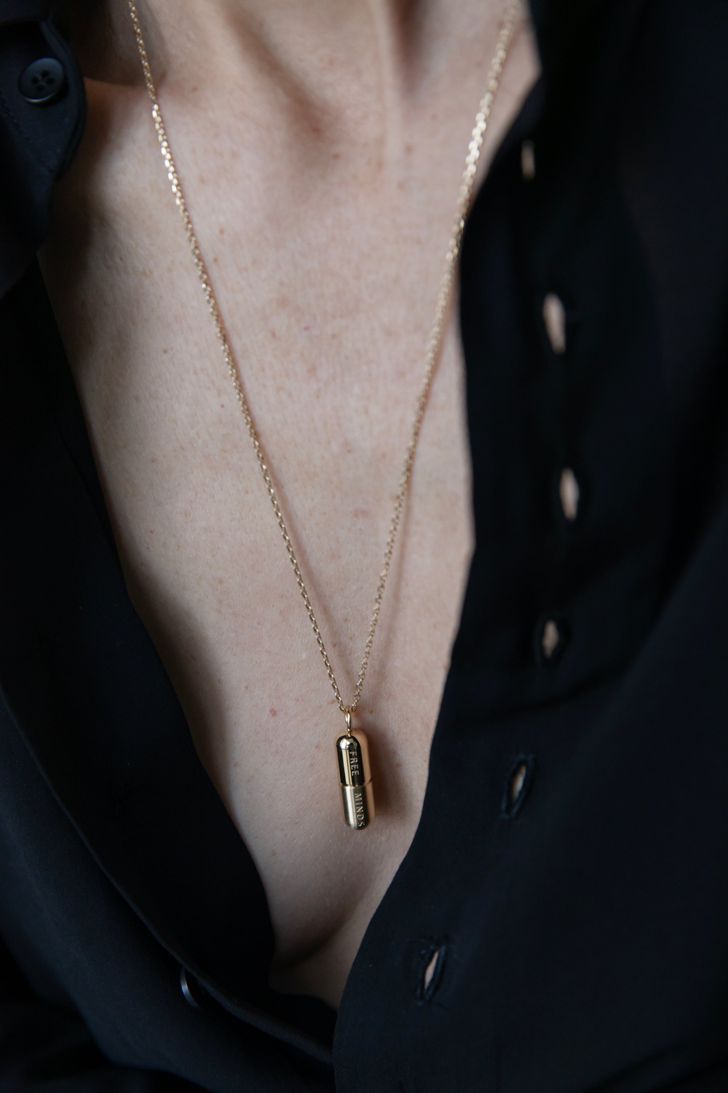 esther-perbandt-gold-pill-halskette-gold-edelstahl-60-cm image 2