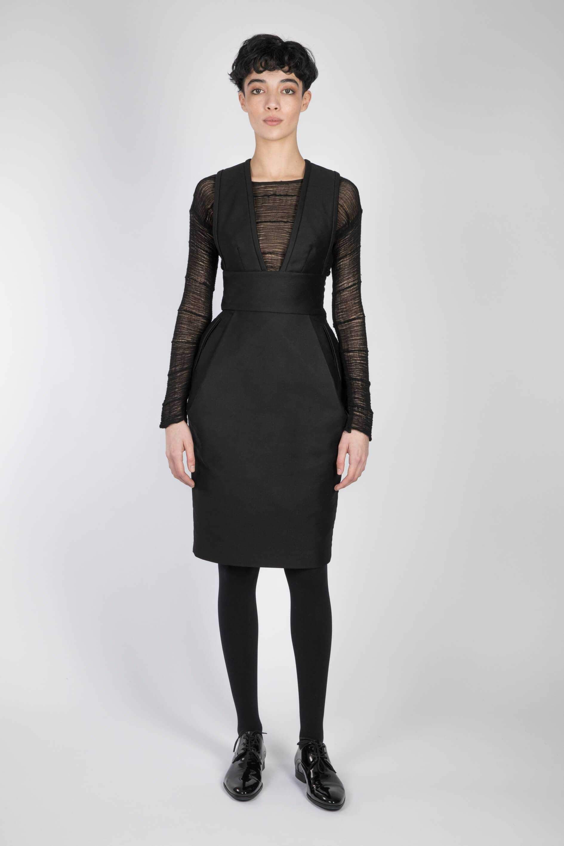 esther-perbandt-tulip-kleid-schwarz-baumwolle-taschen-v-ausschnitt image 1