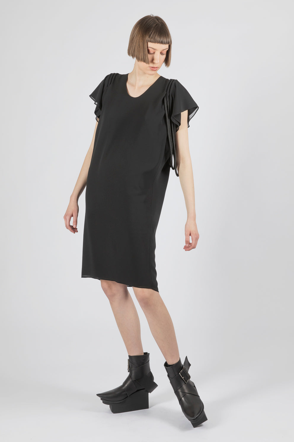 esther-perbandt-galaxy-kleid-damen-schwarz-kurz-viskose-lagen image 6