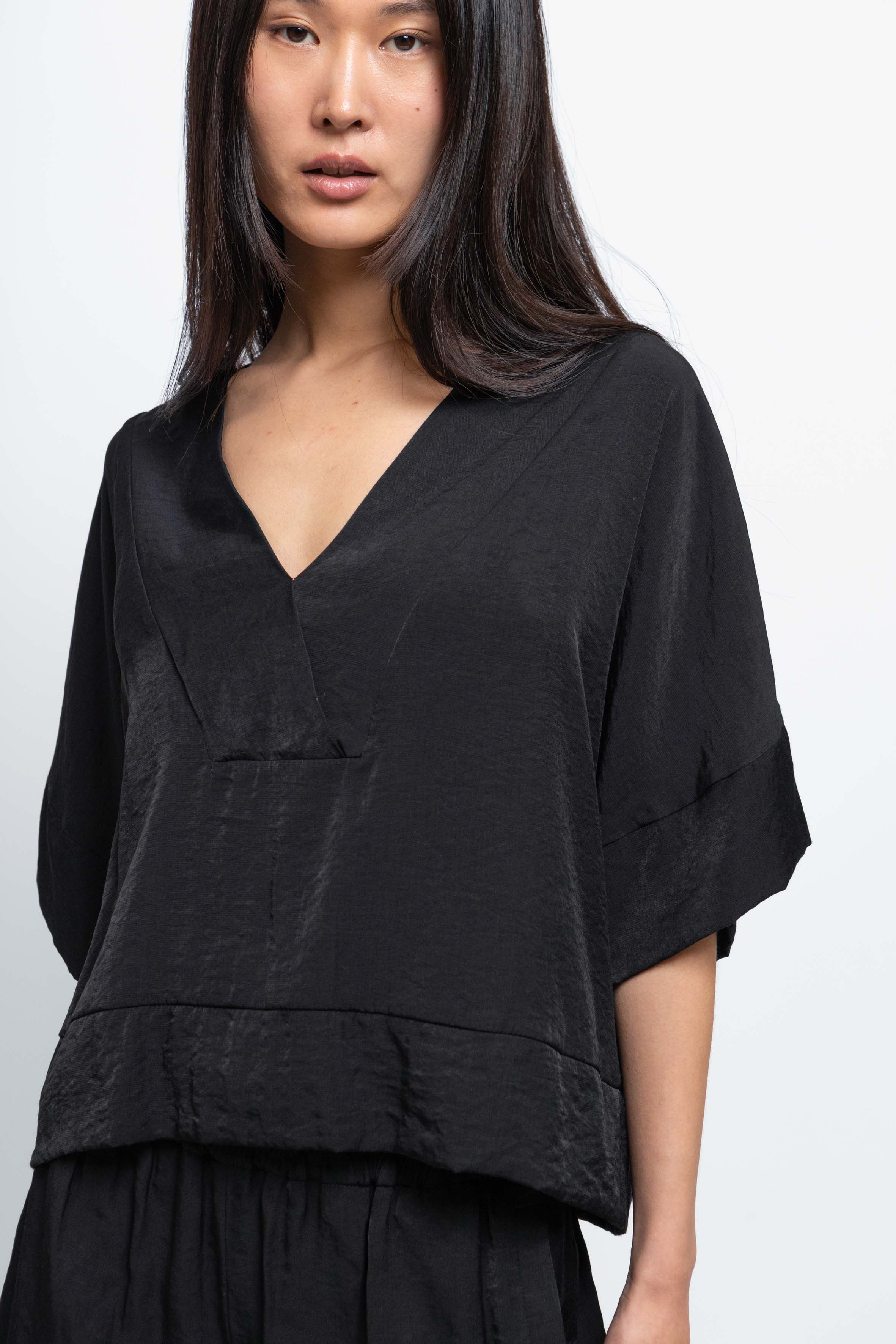 esther-perbandt-atelier-shirt-damen-schwarz-v-ausschnitt image 8