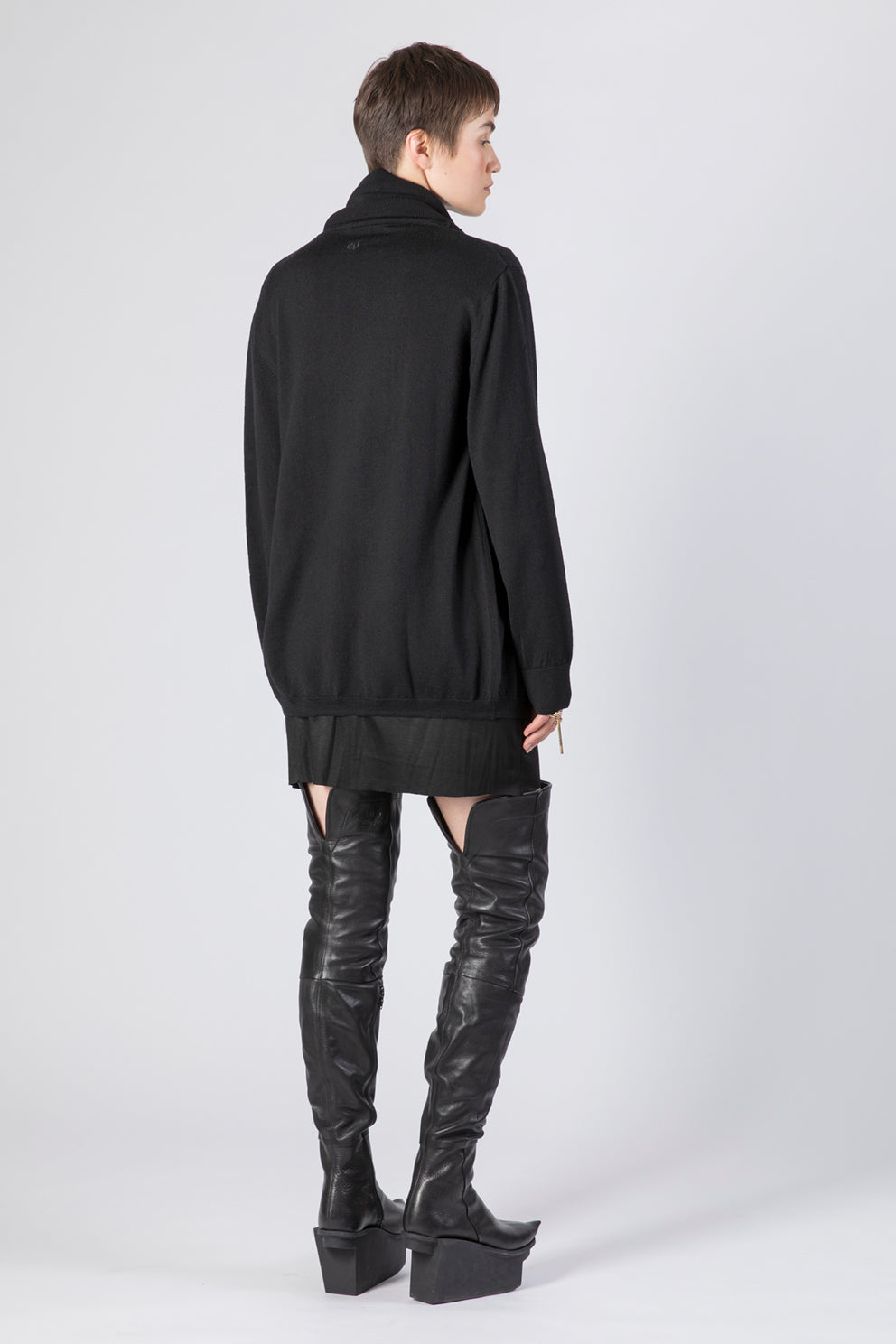 esther-perbandt-earthlight-cardigan-merino-schwarz-lang image 7