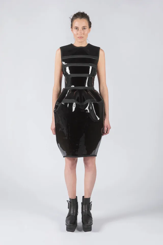 esther-perbandt-protector-patent-kleid-damen-schwarz-leder image 1