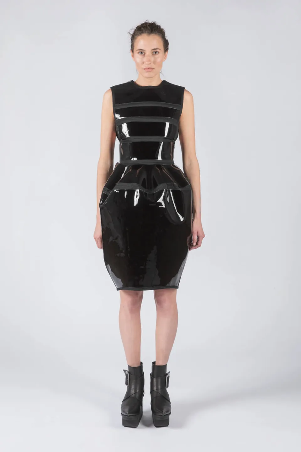 esther-perbandt-protector-patent-kleid-damen-schwarz-leder image 1