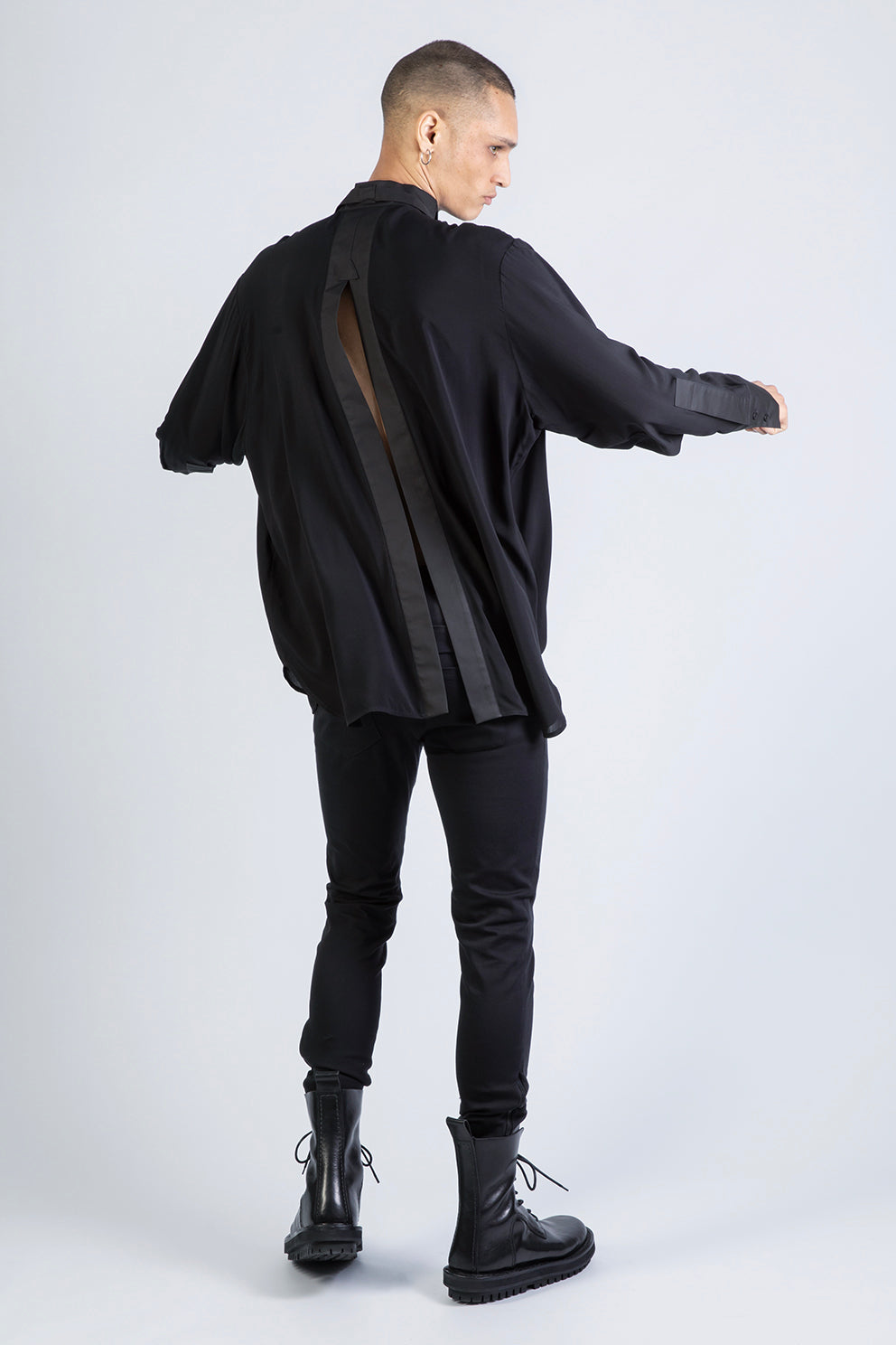 esther-perbandt-splitted-hemd-herren-schwarz-viskose image 7