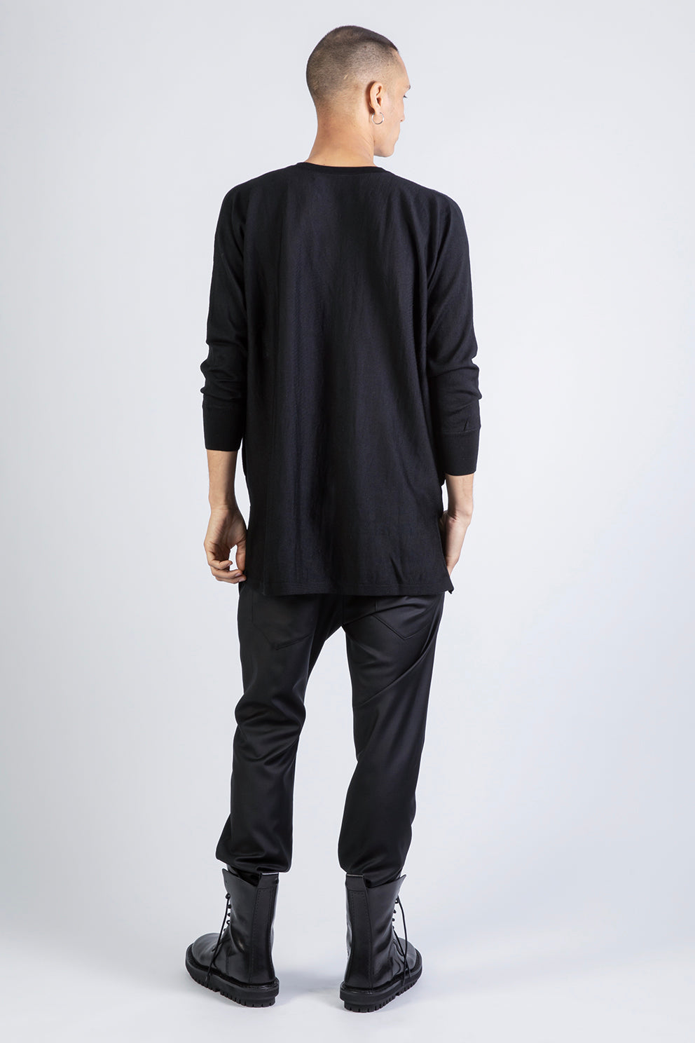 esther-perbandt-moonlight-pullover-herren-merino-schwarz image 5
