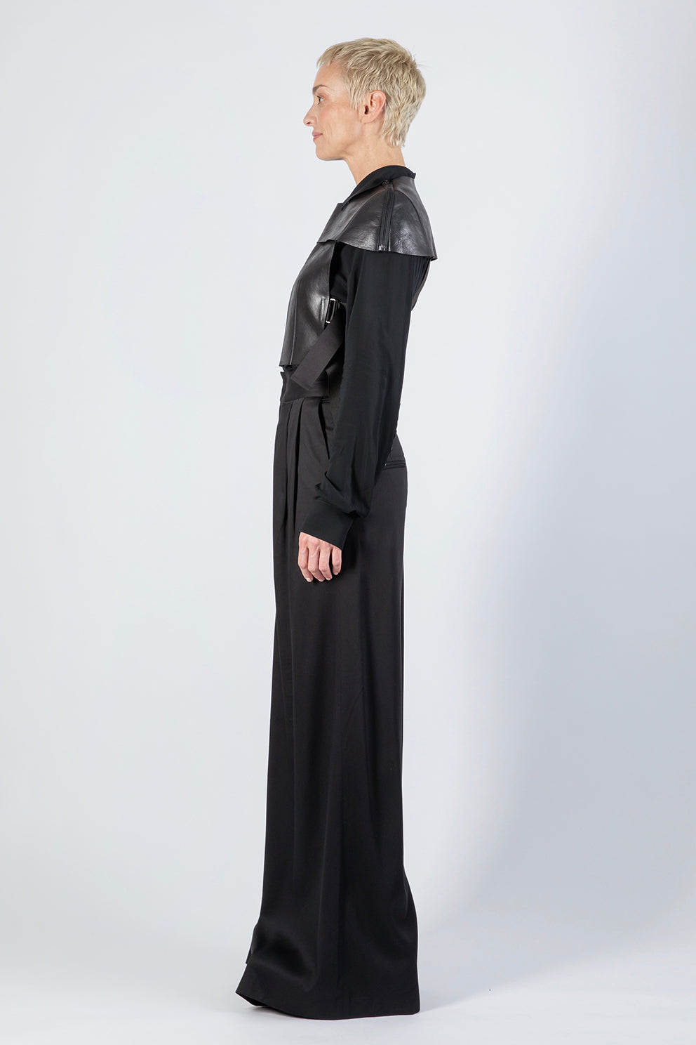 esther-perbandt-protector-leather-schulterteil-schwarz-lederweste image 6