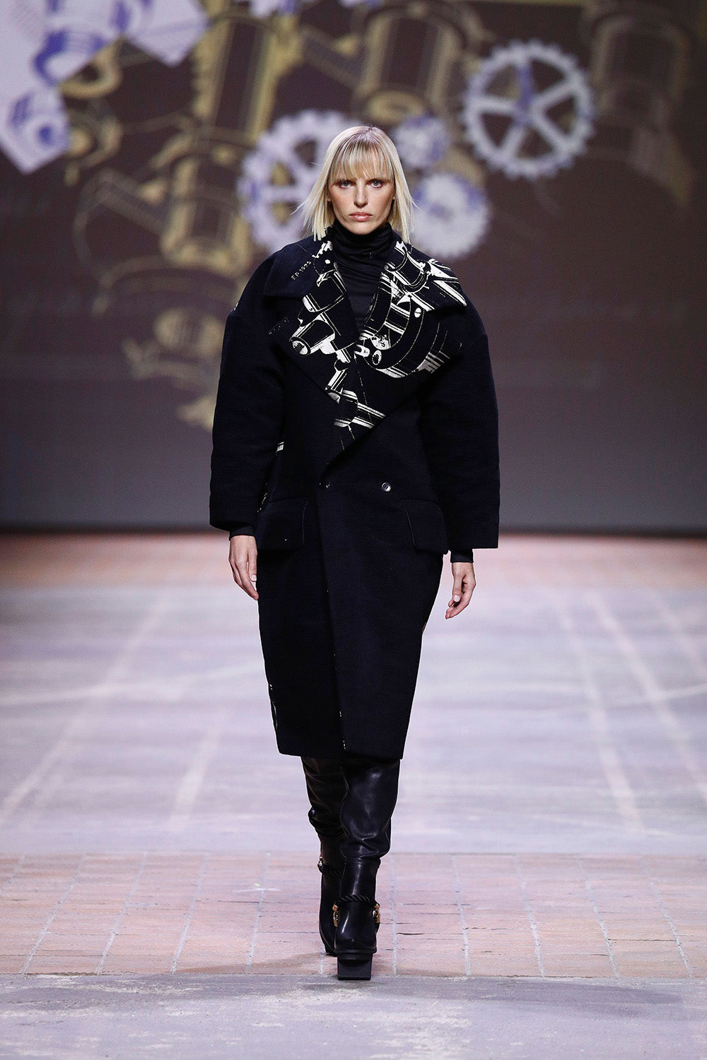 esther-perbandt-dream-machine-mantel-damen-schwarz-gold-wolle image 8