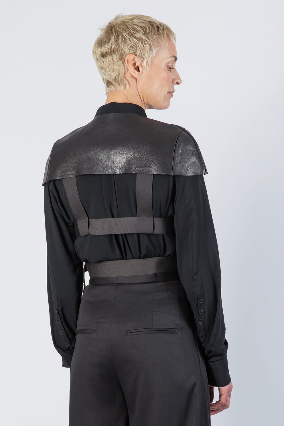 esther-perbandt-protector-leather-schulterteil-schwarz-lederweste image 4